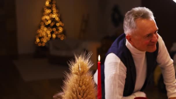 Старша Пара Вечеряє Фліртує Розкішному Ресторані Романтична Стара Пара Різдвяні — стокове відео