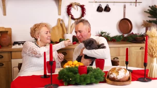 Cena Navidad Casa Con Mandarina Pareja Mayor Sentada Mesa Cocina — Vídeos de Stock