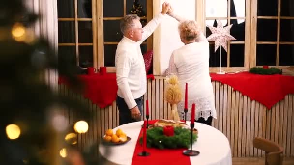 Fröhlich Lächelndes Kaukasisches Ehepaar Geschmückten Zimmer Das Abend Gemeinsam Neujahr — Stockvideo