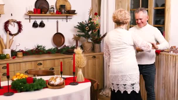 Fröhlich Lächelndes Kaukasisches Ehepaar Geschmückten Zimmer Das Abend Gemeinsam Neujahr — Stockvideo