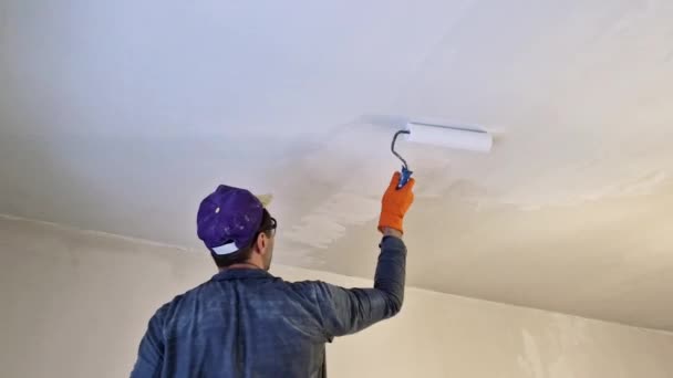 建筑商手工粉刷房屋和建筑物内的天花板 — 图库视频影像