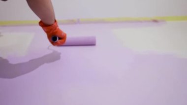 Kapalı kapılar ardında el ele tutuşarak paten çalılığı uygula menekşe rengi boya yeni ev boyanmış oturma odası duvarları.