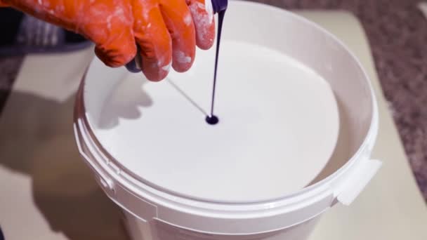 Misturando Materiais Construção Para Paredes Pintura Trabalhador Mistura Tinta Rosa — Vídeo de Stock
