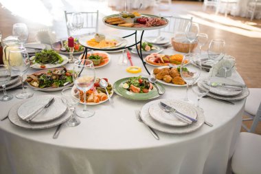 Düğün için lüks masa ya da başka bir yemek servisi..