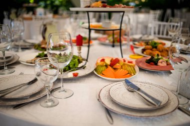 Düğün için lüks masa ya da başka bir yemek servisi..