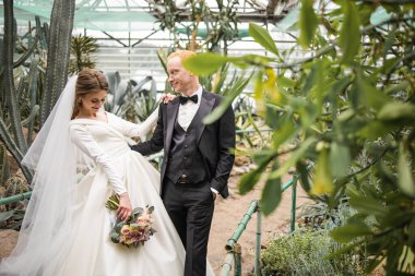 Düğün kızıl saçlı çift aşık, gelin ve damat bahçede poz veriyorlar..