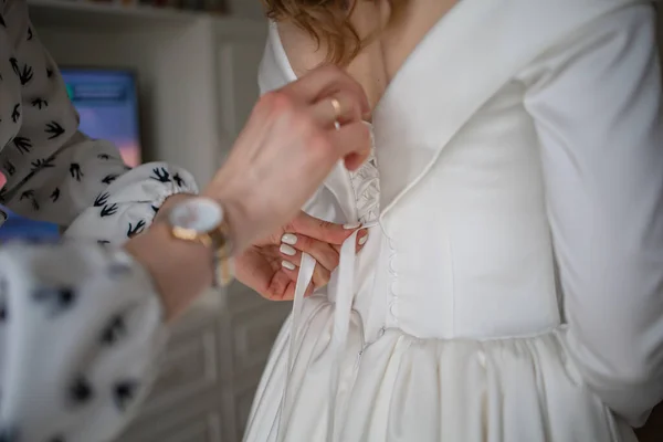Hari Pernikahan Membantu Pengantin Wanita Untuk Memakai Gaun Pengantinnya Stok Lukisan  