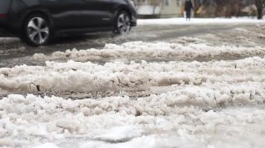 Şiddetli kar yağışı sırasında şehir yolları. Arabalar kış çamurunda ve karda yol alır.
