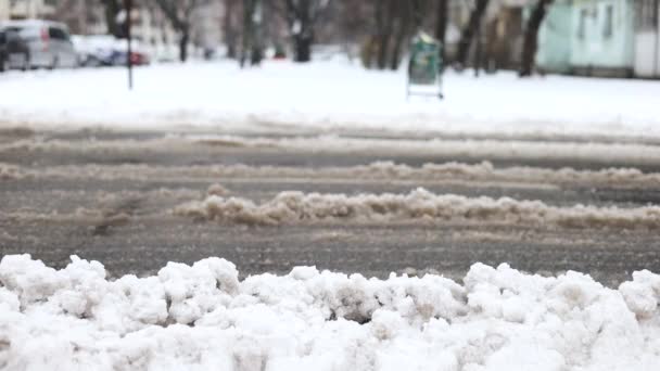 Stadsvägar Kraftiga Snöfall Bilar Kör Genom Vinter Lera Och Snö — Stockvideo
