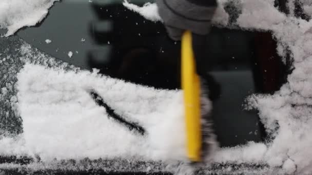 Joven Hombre Caucásico Limpiando Nieve Del Coche Con Cepillo Transporte — Vídeos de Stock