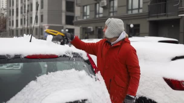 Genç Beyaz Bir Adam Arabadaki Karları Fırçayla Temizliyor Ulaşım Kış — Stok video