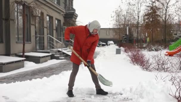 Człowiek Czyszczący Śnieg Łopatą Powierzchni Lodu Jazdy Łyżwach Zimowa Rutynowa — Wideo stockowe