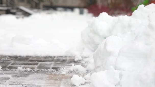 Hombre Limpiando Nieve Con Pala Superficie Hielo Para Patinar Sobre — Vídeos de Stock
