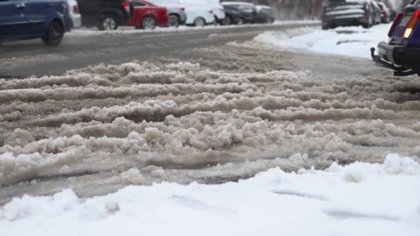 大雪中的城市道路 汽车在冬天的泥泞和雪地中行驶 — 图库视频影像