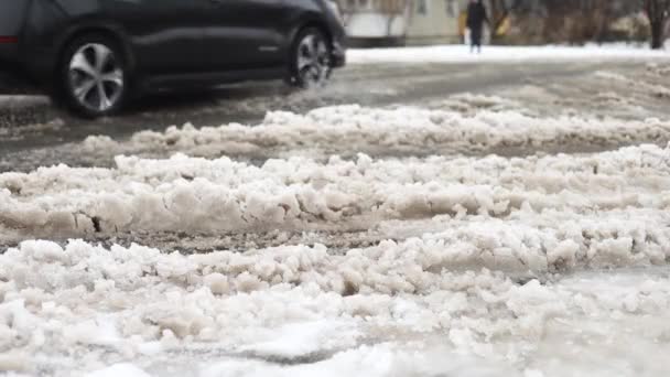 Дороги Города Время Сильных Снегопадов Автомобили Ездят Зимней Грязи Снегу — стоковое видео