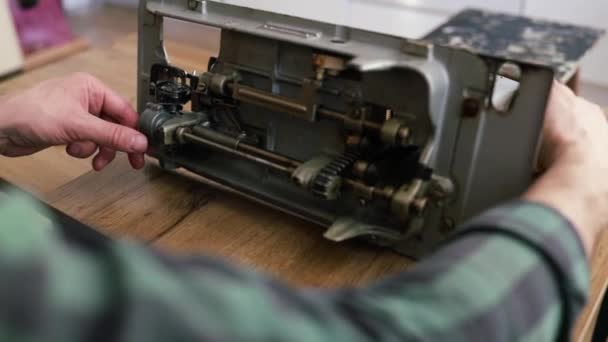 Μάστορας Επισκευαστής Δοκιμάζει Αποσυναρμολογεί Ραπτομηχανή Στο Εργαστήριο Επισκευάζοντάς Την Καθισμένος — Αρχείο Βίντεο