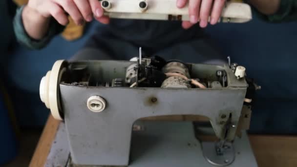 Reparateur Test Demonteert Naaimachines Werkplaats Repareert Aan Tafel Zijaanzicht Mens — Stockvideo