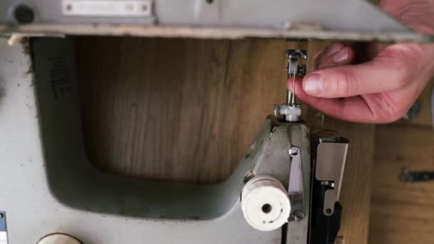 Opravář Testuje Demontáž Šicího Stroje Dílně Opravuje Jeho Posezení Stolu — Stock video