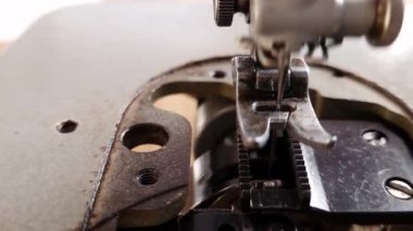 Bir dikiş makinesinin iç parçaları. Dikiş makinesinin çalışma şekli makinenin altından dönen Bobbin görünümünde. Yakın çekim.