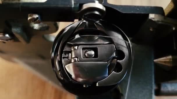 Inre Delar Symaskin Sättet Symaskinen Fungerar Roterande Bobbin Från Botten — Stockvideo