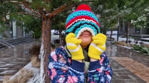 Азиатка Наслаждается Зимней Холодной Погодой Зимней Шляпе Одежде Девушка Покупает — стоковое видео