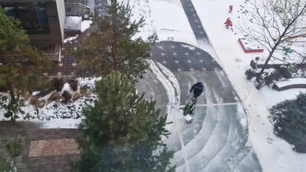 Odstraňování Sněhu Foukačem Sněhu Pohled Shora Muž Odstraňuje Sníh Silné — Stock video