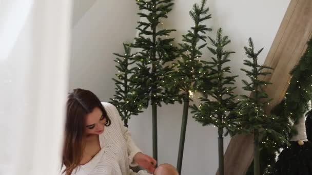 Familia Feliz Con Bebé Casa Cerca Del Árbol Navidad Año — Vídeos de Stock