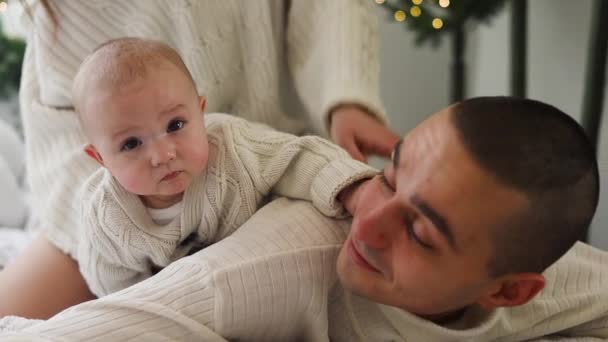 Gelukkige Familie Met Één Baby Die Tijd Thuis Doorbrengt Ouders — Stockvideo