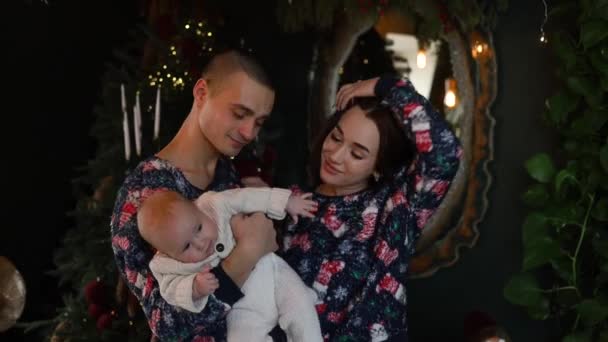 Gelukkig Gezin Met Baby Thuis Buurt Van Kerstboom Nieuwjaars Kerstconcept — Stockvideo