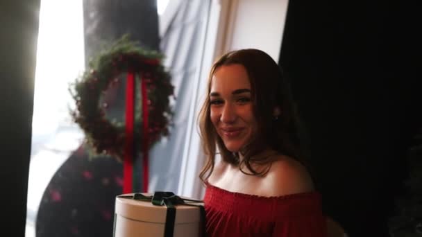 Gros Plan Une Belle Femme Caucasienne Regarde Cadeau Noël Près — Video