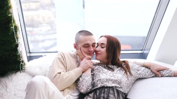 Молода Пара Закоханих Обіймається Біля Вікна Насолоджуючись Романтичним Побаченням Молодята — стокове відео
