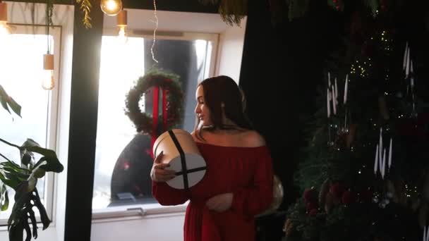 Close Uma Bela Mulher Caucasiana Olha Sonhadamente Para Presente Natal — Vídeo de Stock