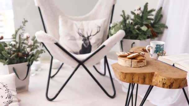 房子里的圣诞装饰 有椅子 枕头和咖啡桌的客厅的内部 — 图库视频影像