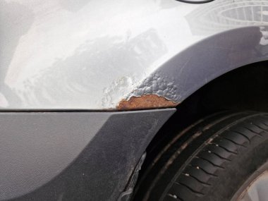 Kanat arabalarında aşınma var. Paslı sağ çamurluk paslanmış demir kusuruyla kaplı..