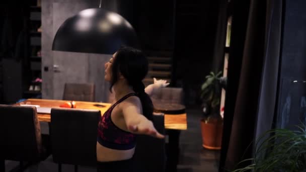 Atletische Jonge Vrouwelijke Oefening Uitrekken Yoga Doen Avond Thuis Aziatische — Stockvideo