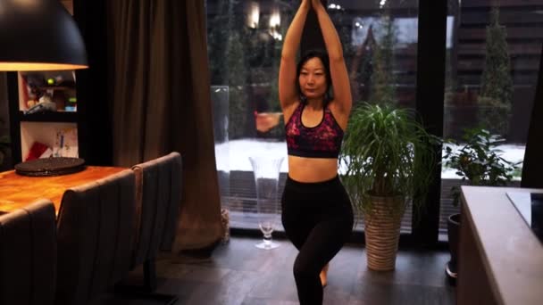 Sportliche Junge Frauen Turnen Dehnen Und Abends Hause Yoga Machen — Stockvideo