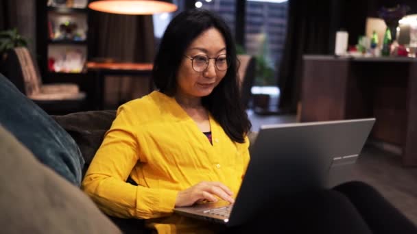 Šťastná Asijská Žena Drží Notebook Počítačové Technologie Sedí Gauči Doma — Stock video