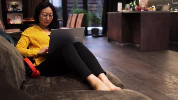 Šťastná Asijská Žena Drží Notebook Počítačové Technologie Sedí Gauči Doma — Stock video