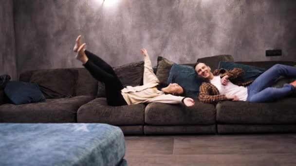 Mutlu Çift Kanepeye Atlayıp Gülüyor Keyfine Bakıyor Rahatlıyor Rahat Koltukta — Stok video