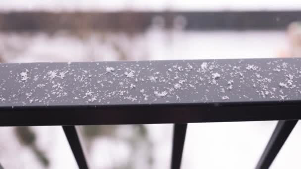 Menutup Rekaman Serpihan Salju Basah Jatuh Balkon Pemandangan Musim Dingin — Stok Video