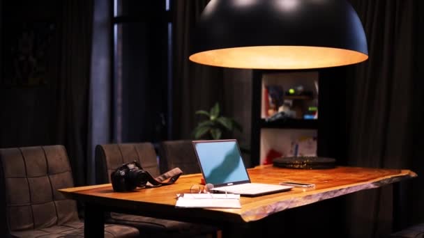 Laptop Camera Keukentafel Thuis Loft Home Office Interieur Donkere Kamer — Stockvideo