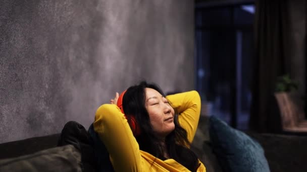 Jeune Femme Asiatique Est Allongé Maison Sur Canapé Avec Ses — Video