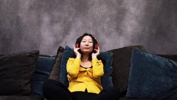 Jonge Aziatische Vrouw Ligt Thuis Bank Met Haar Ogen Dicht — Stockvideo