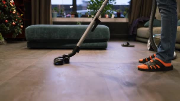 Hombre Caucásico Que Aspira Pisos Sala Estar Apartamento Limpieza Adulto — Vídeos de Stock