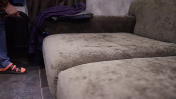 用吸盘清洁沙发的镜头 一个人用真空吸尘器清洁一个绿松石沙发 清洁服务 — 图库视频影像