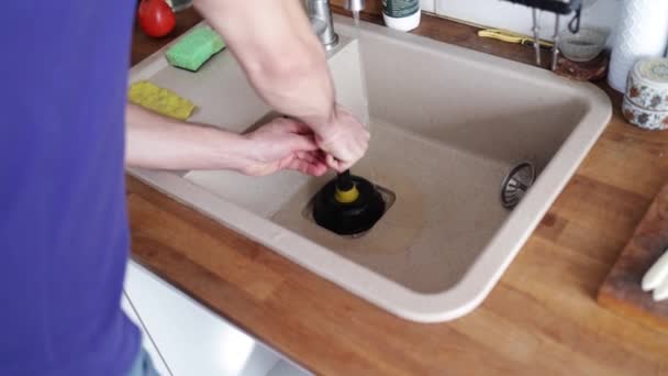 Elektrik Süpürgesiyle Mutfak Lavabosunun Önünü Açan Kişi Vakumla Lavabonun Önünü — Stok video