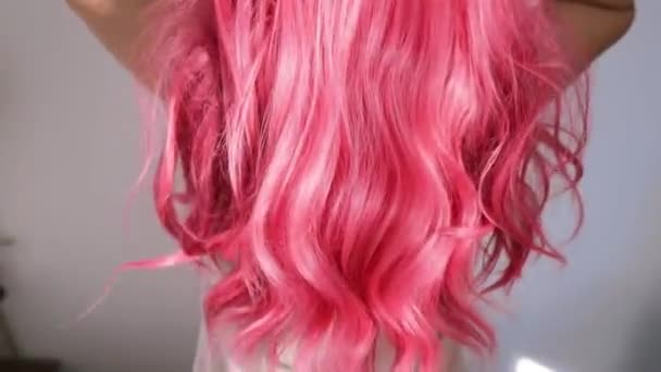 Πανέμορφα Ροζ Μαλλιά Αργή Κίνηση Πίσω Όψη — Αρχείο Βίντεο