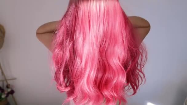 Wunderschöne Fallende Rosa Haare Zeitlupe Rückansicht — Stockvideo