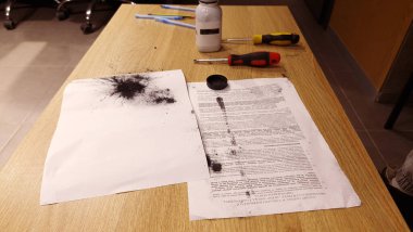 Lazer yazıcı kartuşunu onarıp doldur. Yazıcıların yenilenmesi ve lazer yazıcıdan kartuşun bakımı konusunda uzman biri..