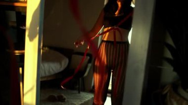 Kırmızı iç çamaşırlı ve çoraplı seksi kadın aynanın önünde bdsm oyuncaklarıyla poz veriyor, sapıkça bir partiye hazırlanıyor..